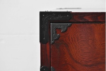 中古　美品　欅産業　仙台民芸箪笥(仙台箪笥)　漆塗りが美しい!!重厚感のある衣装箪笥　(R-085221)