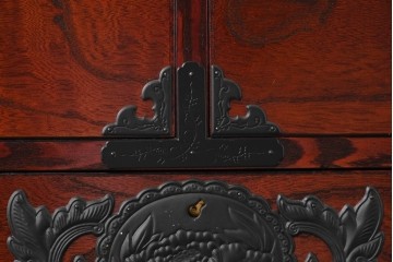 中古　美品　欅産業　仙台民芸箪笥(仙台箪笥)　漆塗りが美しい!!重厚感のある衣装箪笥　(R-085221)