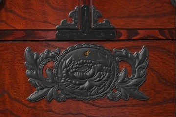 中古　美品　欅産業　仙台民芸箪笥(仙台箪笥)　漆塗りが美しい!!重厚感のある衣装箪笥　(R-085221)