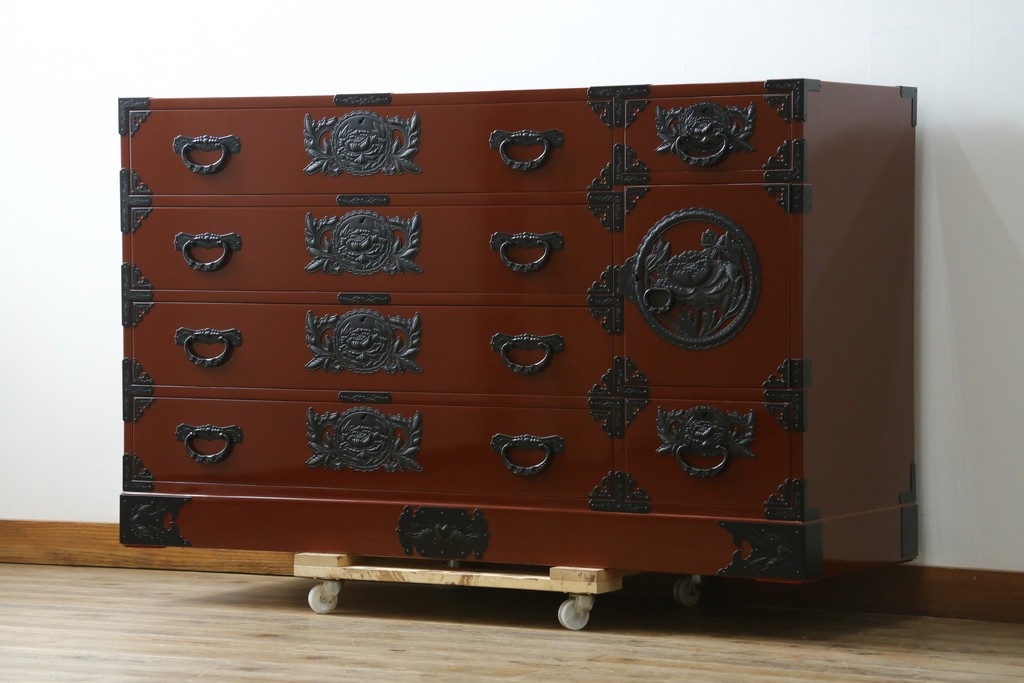中古　美品　仙台民芸箪笥(仙台箪笥)　欅産業製　朱色漆塗り　華やかな漆の艶と牡丹金具が際立つ衣装箪笥　定価約110万円　(R-085222)