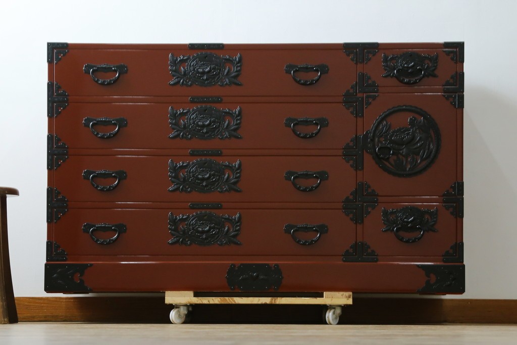 中古　美品　仙台民芸箪笥(仙台箪笥)　欅産業製　朱色漆塗り　華やかな漆の艶と牡丹金具が際立つ衣装箪笥　定価約110万円　(R-085222)