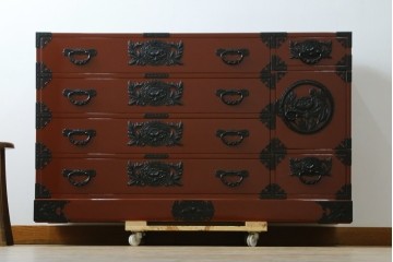 中古　美品　仙台民芸箪笥(仙台箪笥)　欅産業製　朱色漆塗り　華やかな漆の艶と牡丹金具が際立つ衣装箪笥　定価約110万円　(R-085222)