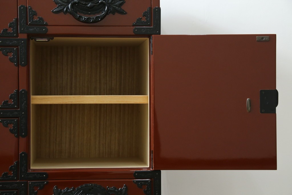 中古　美品　仙台民芸箪笥(仙台箪笥)　欅産業製　朱色漆塗り　華やかな漆の艶と牡丹金具が際立つ衣装箪笥　定価約110万円　(R-085222)