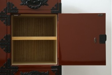 中古　美品　仙台民芸箪笥(仙台箪笥)　欅産業製　朱色漆塗り　華やかな漆の艶と牡丹金具が際立つ衣装箪笥　定価約110万円　(R-085222)