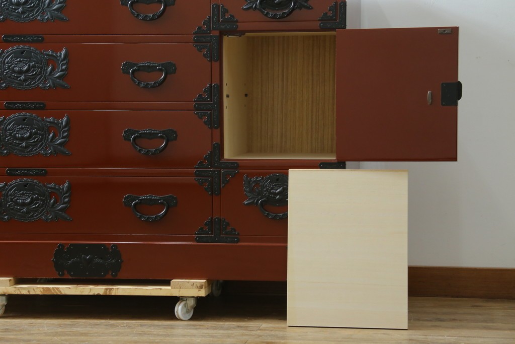 中古　美品　仙台民芸箪笥(仙台箪笥)　欅産業製　朱色漆塗り　華やかな漆の艶と牡丹金具が際立つ衣装箪笥　定価約110万円　(R-085222)