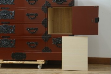 中古　美品　仙台民芸箪笥(仙台箪笥)　欅産業製　朱色漆塗り　華やかな漆の艶と牡丹金具が際立つ衣装箪笥　定価約110万円　(R-085222)