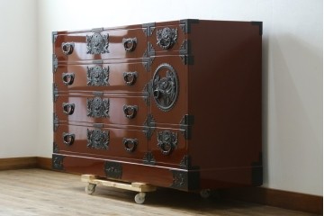 中古　美品　仙台民芸箪笥(仙台箪笥)　欅産業製　朱色漆塗り　華やかな漆の艶と牡丹金具が際立つ衣装箪笥　定価約110万円　(R-085222)