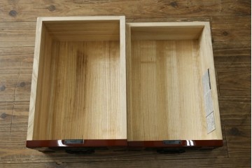 中古　美品　仙台民芸箪笥(仙台箪笥)　欅産業製　朱色漆塗り　華やかな漆の艶と牡丹金具が際立つ衣装箪笥　定価約110万円　(R-085222)