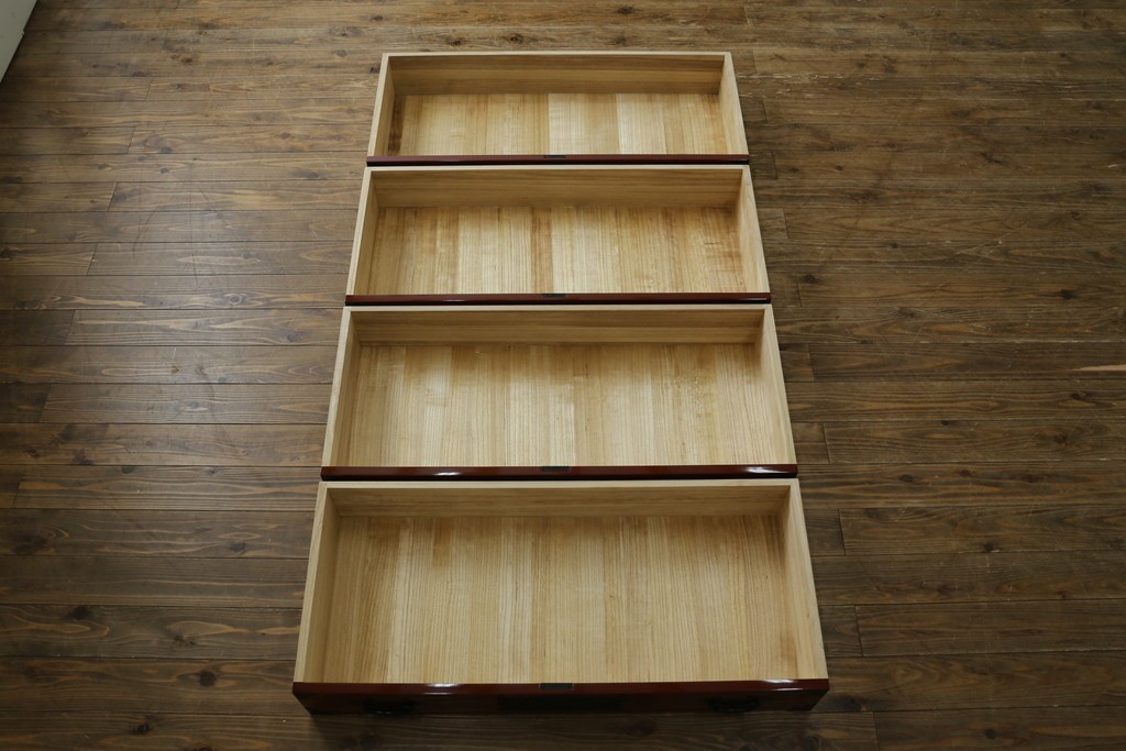 中古　美品　仙台民芸箪笥(仙台箪笥)　欅産業製　朱色漆塗り　華やかな漆の艶と牡丹金具が際立つ衣装箪笥　定価約110万円　(R-085222)