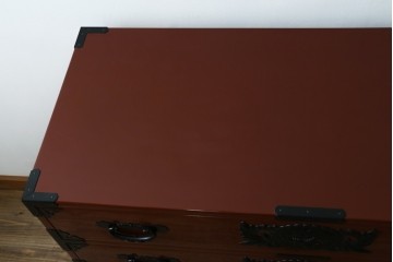 中古　美品　仙台民芸箪笥(仙台箪笥)　欅産業製　朱色漆塗り　華やかな漆の艶と牡丹金具が際立つ衣装箪笥　定価約110万円　(R-085222)