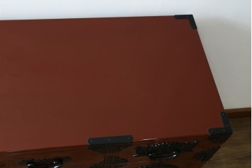 中古　美品　仙台民芸箪笥(仙台箪笥)　欅産業製　朱色漆塗り　華やかな漆の艶と牡丹金具が際立つ衣装箪笥　定価約110万円　(R-085222)