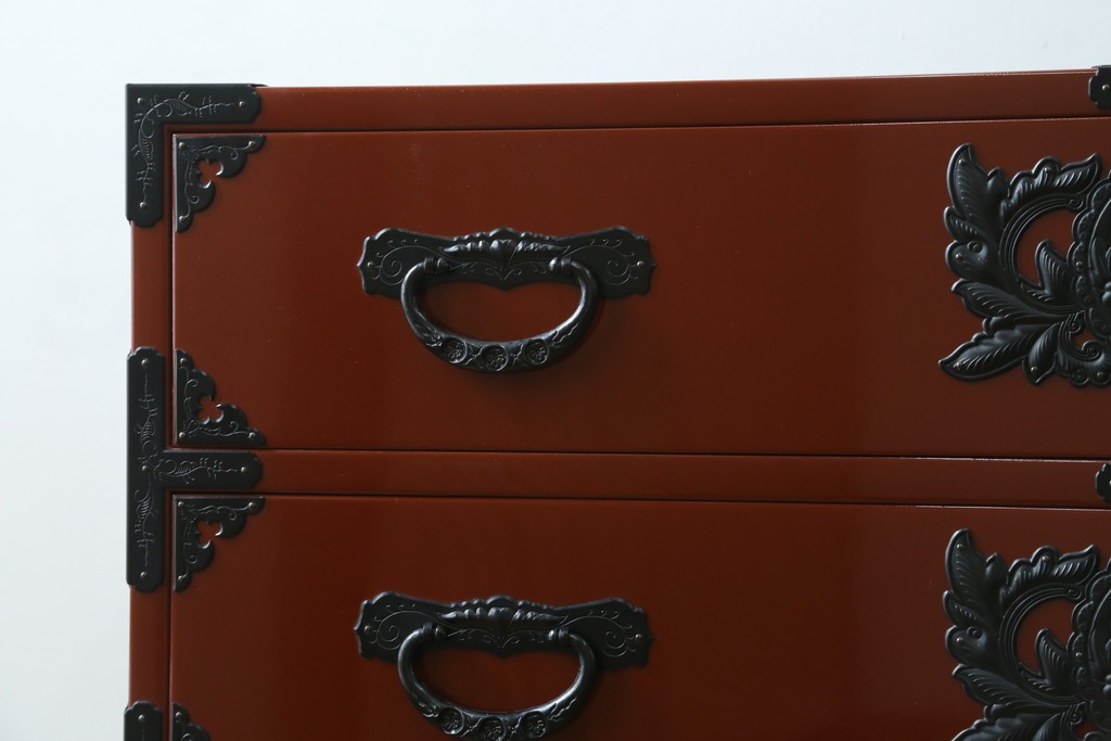 中古　美品　仙台民芸箪笥(仙台箪笥)　欅産業製　朱色漆塗り　華やかな漆の艶と牡丹金具が際立つ衣装箪笥　定価約110万円　(R-085222)