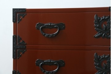 中古　美品　仙台民芸箪笥(仙台箪笥)　欅産業製　朱色漆塗り　華やかな漆の艶と牡丹金具が際立つ衣装箪笥　定価約110万円　(R-085222)