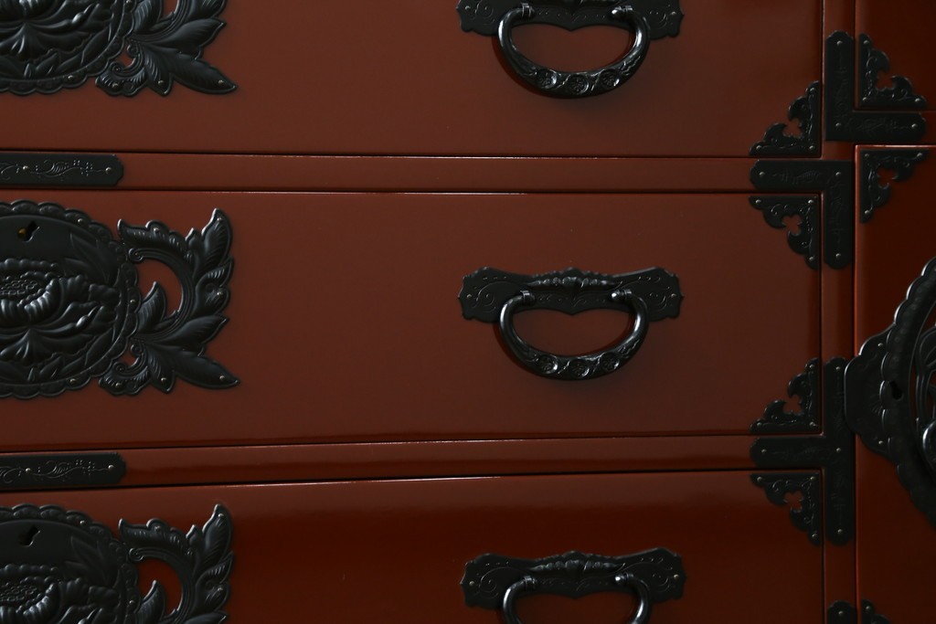 中古　美品　仙台民芸箪笥(仙台箪笥)　欅産業製　朱色漆塗り　華やかな漆の艶と牡丹金具が際立つ衣装箪笥　定価約110万円　(R-085222)