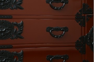 中古　美品　仙台民芸箪笥(仙台箪笥)　欅産業製　朱色漆塗り　華やかな漆の艶と牡丹金具が際立つ衣装箪笥　定価約110万円　(R-085222)