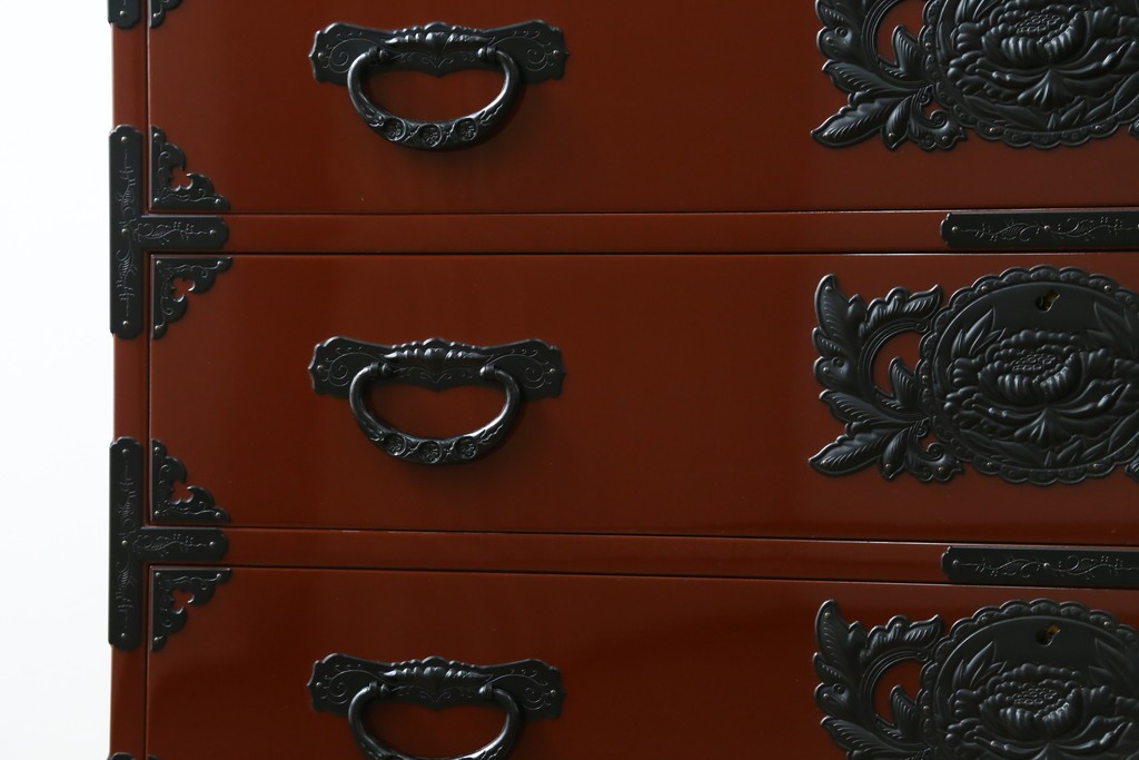 中古　美品　仙台民芸箪笥(仙台箪笥)　欅産業製　朱色漆塗り　華やかな漆の艶と牡丹金具が際立つ衣装箪笥　定価約110万円　(R-085222)