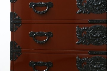 中古　美品　仙台民芸箪笥(仙台箪笥)　欅産業製　朱色漆塗り　華やかな漆の艶と牡丹金具が際立つ衣装箪笥　定価約110万円　(R-085222)