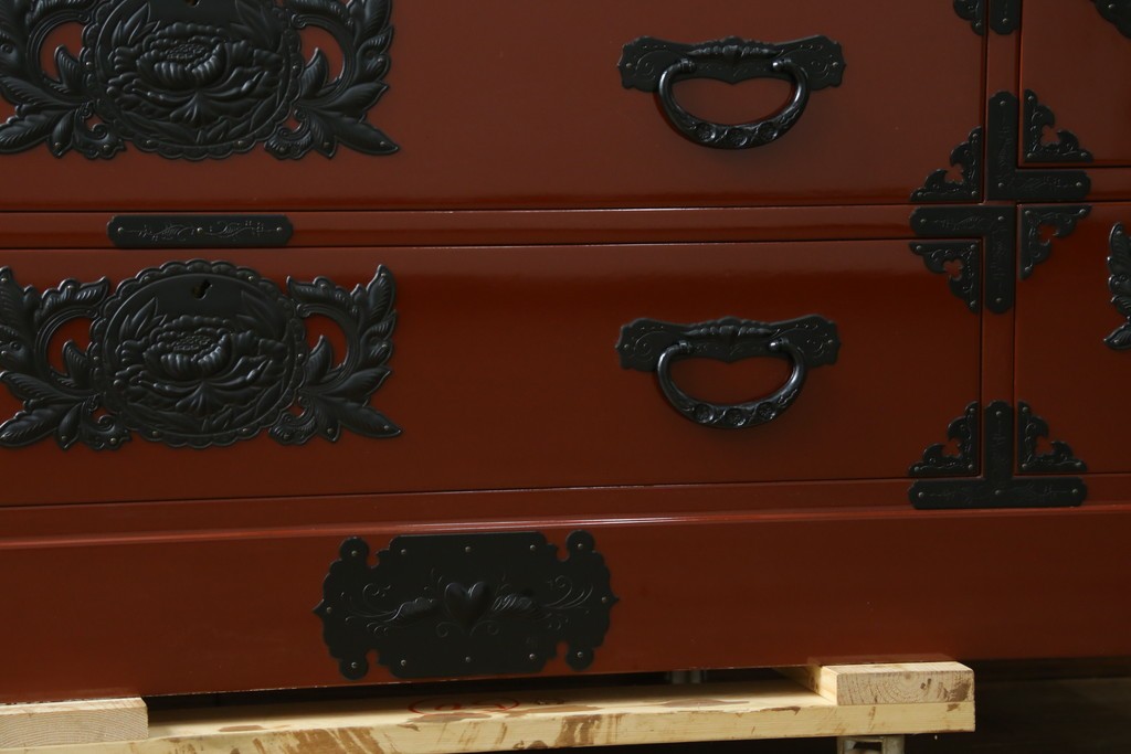 中古　美品　仙台民芸箪笥(仙台箪笥)　欅産業製　朱色漆塗り　華やかな漆の艶と牡丹金具が際立つ衣装箪笥　定価約110万円　(R-085222)