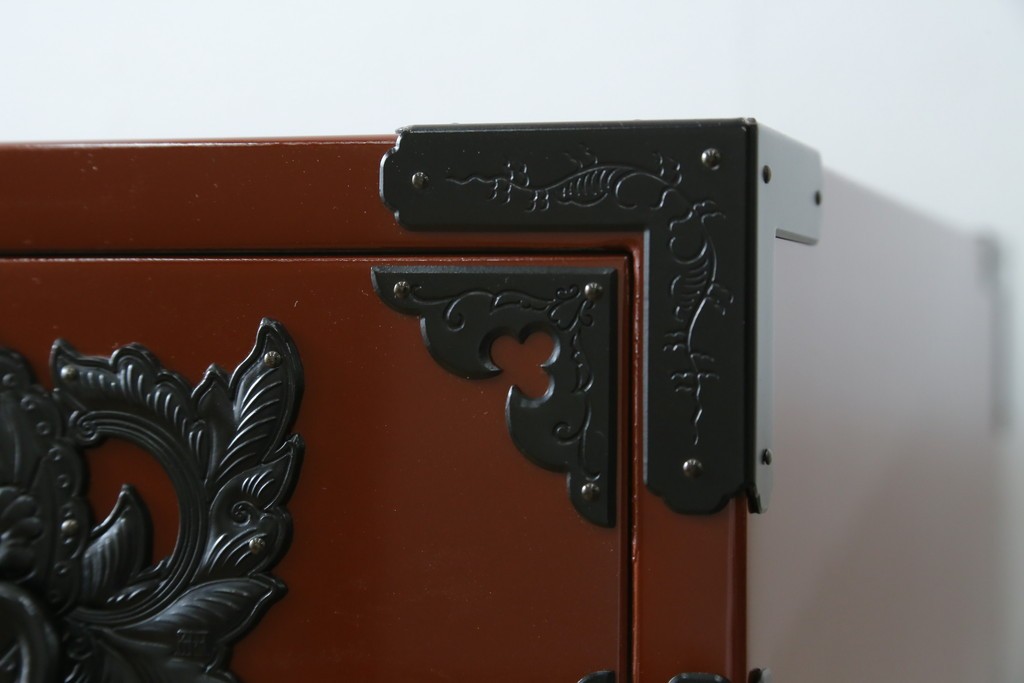 中古　美品　仙台民芸箪笥(仙台箪笥)　欅産業製　朱色漆塗り　華やかな漆の艶と牡丹金具が際立つ衣装箪笥　定価約110万円　(R-085222)