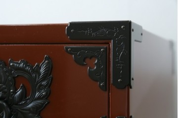 中古　美品　仙台民芸箪笥(仙台箪笥)　欅産業製　朱色漆塗り　華やかな漆の艶と牡丹金具が際立つ衣装箪笥　定価約110万円　(R-085222)