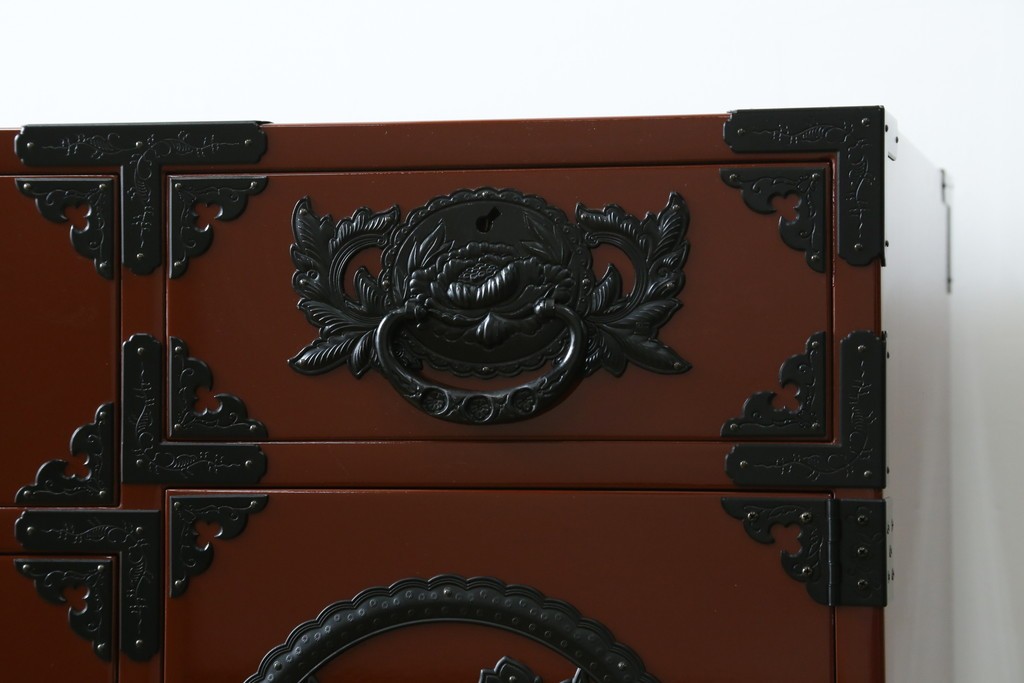 中古　美品　仙台民芸箪笥(仙台箪笥)　欅産業製　朱色漆塗り　華やかな漆の艶と牡丹金具が際立つ衣装箪笥　定価約110万円　(R-085222)