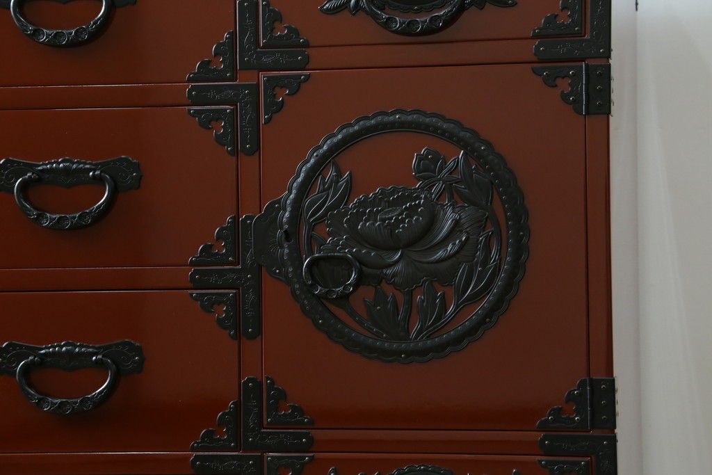 中古　美品　仙台民芸箪笥(仙台箪笥)　欅産業製　朱色漆塗り　華やかな漆の艶と牡丹金具が際立つ衣装箪笥　定価約110万円　(R-085222)