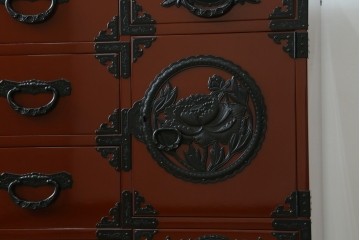 中古　美品　仙台民芸箪笥(仙台箪笥)　欅産業製　朱色漆塗り　華やかな漆の艶と牡丹金具が際立つ衣装箪笥　定価約110万円　(R-085222)