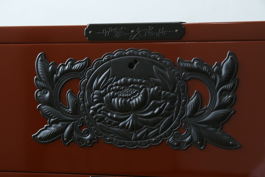 中古　美品　仙台民芸箪笥(仙台箪笥)　欅産業製　朱色漆塗り　華やかな漆の艶と牡丹金具が際立つ衣装箪笥　定価約110万円　(R-085222)
