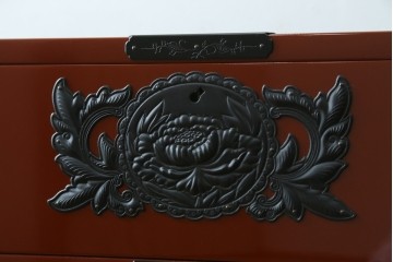 中古　美品　仙台民芸箪笥(仙台箪笥)　欅産業製　朱色漆塗り　華やかな漆の艶と牡丹金具が際立つ衣装箪笥　定価約110万円　(R-085222)