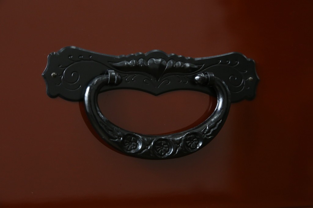 中古　美品　仙台民芸箪笥(仙台箪笥)　欅産業製　朱色漆塗り　華やかな漆の艶と牡丹金具が際立つ衣装箪笥　定価約110万円　(R-085222)