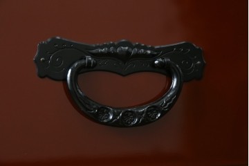 中古　美品　仙台民芸箪笥(仙台箪笥)　欅産業製　朱色漆塗り　華やかな漆の艶と牡丹金具が際立つ衣装箪笥　定価約110万円　(R-085222)