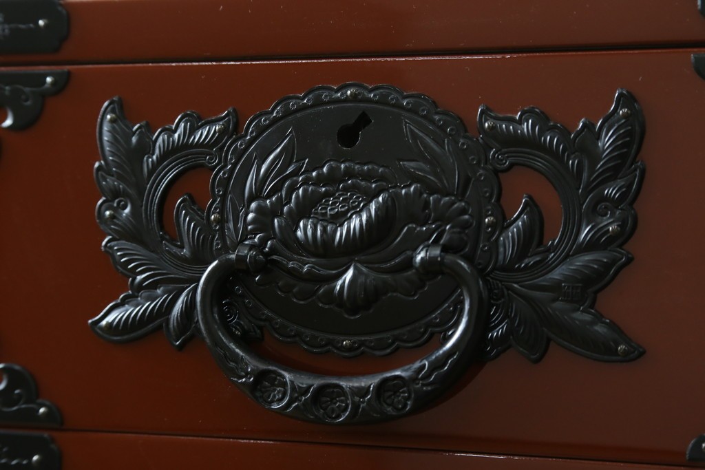 中古　美品　仙台民芸箪笥(仙台箪笥)　欅産業製　朱色漆塗り　華やかな漆の艶と牡丹金具が際立つ衣装箪笥　定価約110万円　(R-085222)