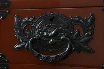 中古　美品　仙台民芸箪笥(仙台箪笥)　欅産業製　朱色漆塗り　華やかな漆の艶と牡丹金具が際立つ衣装箪笥　定価約110万円　(R-085222)
