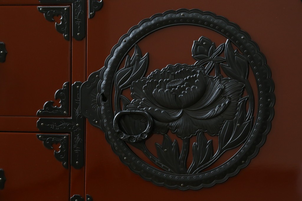 中古　美品　仙台民芸箪笥(仙台箪笥)　欅産業製　朱色漆塗り　華やかな漆の艶と牡丹金具が際立つ衣装箪笥　定価約110万円　(R-085222)