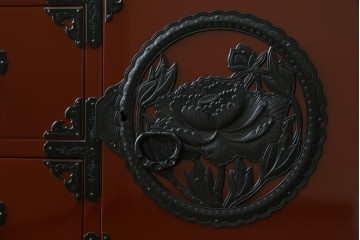 中古　美品　仙台民芸箪笥(仙台箪笥)　欅産業製　朱色漆塗り　華やかな漆の艶と牡丹金具が際立つ衣装箪笥　定価約110万円　(R-085222)