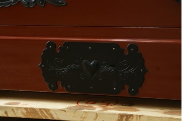 中古　美品　仙台民芸箪笥(仙台箪笥)　欅産業製　朱色漆塗り　華やかな漆の艶と牡丹金具が際立つ衣装箪笥　定価約110万円　(R-085222)