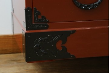 中古　美品　仙台民芸箪笥(仙台箪笥)　欅産業製　朱色漆塗り　華やかな漆の艶と牡丹金具が際立つ衣装箪笥　定価約110万円　(R-085222)