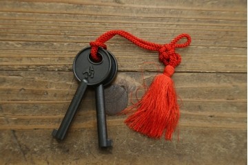 中古　美品　仙台民芸箪笥(仙台箪笥)　欅産業製　朱色漆塗り　華やかな漆の艶と牡丹金具が際立つ衣装箪笥　定価約110万円　(R-085222)