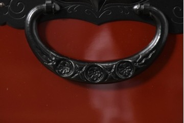 中古　美品　仙台民芸箪笥(仙台箪笥)　欅産業製　朱色漆塗り　華やかな漆の艶と牡丹金具が際立つ衣装箪笥　定価約110万円相当　(R-085222)