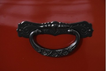 中古　美品　仙台民芸箪笥(仙台箪笥)　欅産業製　朱色漆塗り　華やかな漆の艶と牡丹金具が際立つ衣装箪笥　定価約110万円相当　(R-085222)