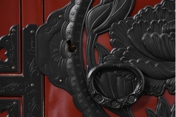 中古　美品　仙台民芸箪笥(仙台箪笥)　欅産業製　朱色漆塗り　華やかな漆の艶と牡丹金具が際立つ衣装箪笥　定価約110万円相当　(R-085222)