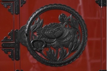 中古　美品　仙台民芸箪笥(仙台箪笥)　欅産業製　朱色漆塗り　華やかな漆の艶と牡丹金具が際立つ衣装箪笥　定価約110万円相当　(R-085222)