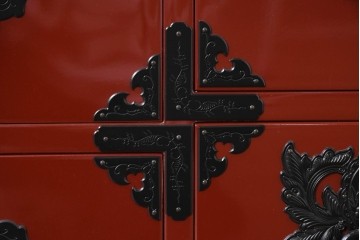 中古　美品　仙台民芸箪笥(仙台箪笥)　欅産業製　朱色漆塗り　華やかな漆の艶と牡丹金具が際立つ衣装箪笥　定価約110万円相当　(R-085222)