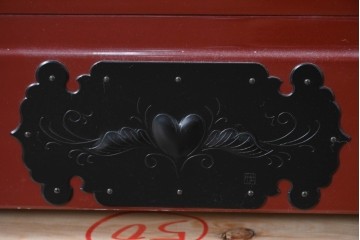 中古　美品　仙台民芸箪笥(仙台箪笥)　欅産業製　朱色漆塗り　華やかな漆の艶と牡丹金具が際立つ衣装箪笥　定価約110万円相当　(R-085222)