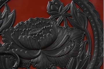 中古　美品　仙台民芸箪笥(仙台箪笥)　欅産業製　朱色漆塗り　華やかな漆の艶と牡丹金具が際立つ衣装箪笥　定価約110万円相当　(R-085222)