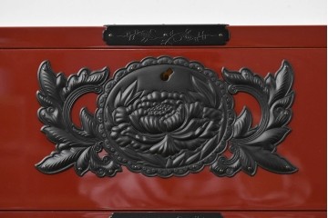 中古　美品　仙台民芸箪笥(仙台箪笥)　欅産業製　朱色漆塗り　華やかな漆の艶と牡丹金具が際立つ衣装箪笥　定価約110万円相当　(R-085222)