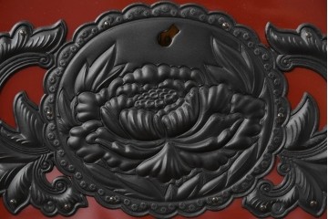 中古　美品　仙台民芸箪笥(仙台箪笥)　欅産業製　朱色漆塗り　華やかな漆の艶と牡丹金具が際立つ衣装箪笥　定価約110万円相当　(R-085222)