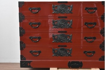 中古　美品　仙台民芸箪笥(仙台箪笥)　欅産業製　朱色漆塗り　華やかな漆の艶と牡丹金具が際立つ衣装箪笥　定価約110万円相当　(R-085222)