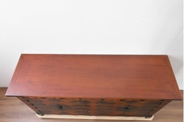 中古　李朝家具　アンティーク調　重厚な円形金具が存在感抜群のサイドボード　(R-085223)