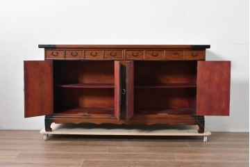 中古　李朝家具　アンティーク調　重厚な円形金具が存在感抜群のサイドボード　(R-085223)